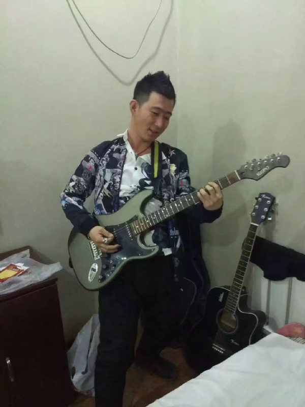 小吉他的第一张照片--安庆相亲服务中心