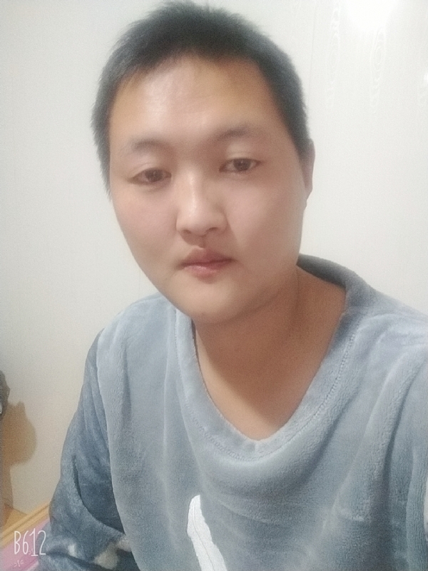 烟圈里透着伤的第一张照片--安庆相亲服务中心