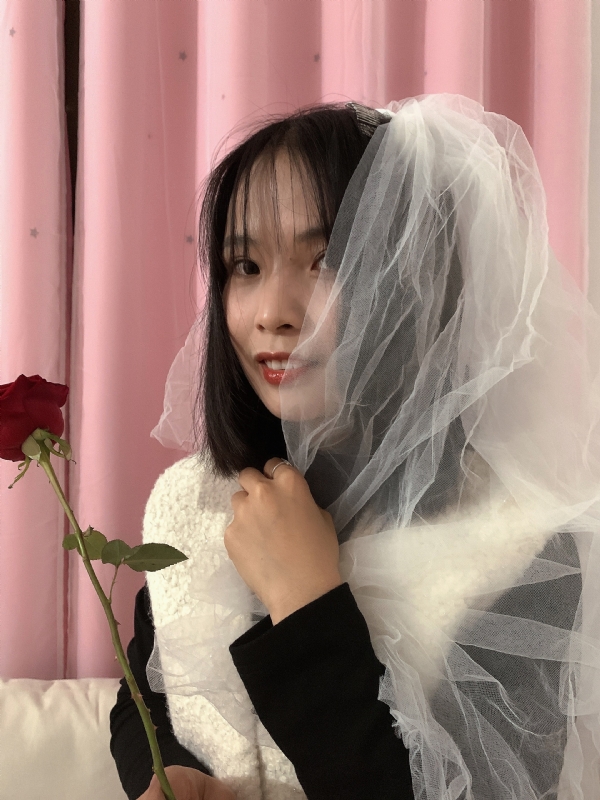 持紫菜包饭的女孩的第一张照片--安庆相亲服务中心